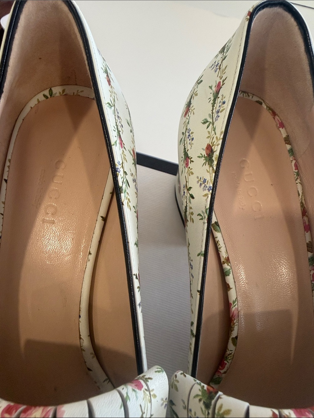 GUCCI Marmount White Floral Leather Loafers with Pink Roses and Gold GG - Picture 4 of 11